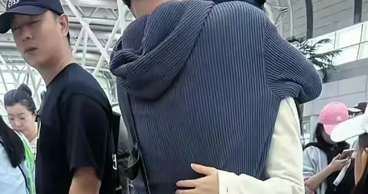 汪峰带新女友机场秀恩爱，10岁女儿表情引热议，这一幕太真实了！