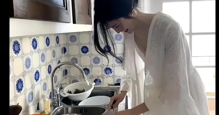 超模何穗下厨做菜，长的好看还这么贤惠，难怪陈伟霆娶她当媳妇