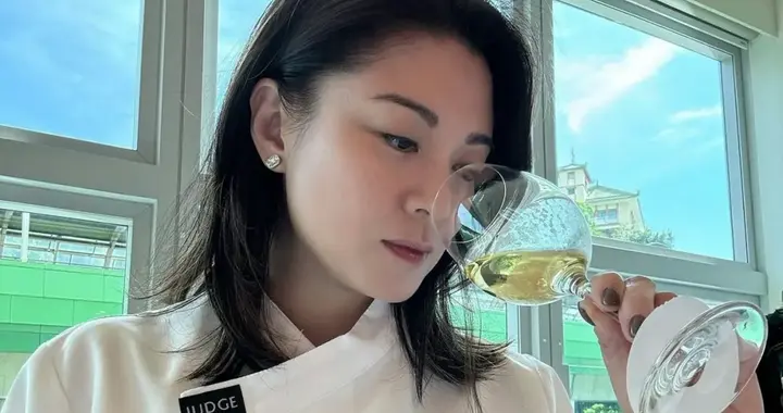 46岁华姐冠军被发现在港大担任讲师,自称TVB明星，同学称不认识她