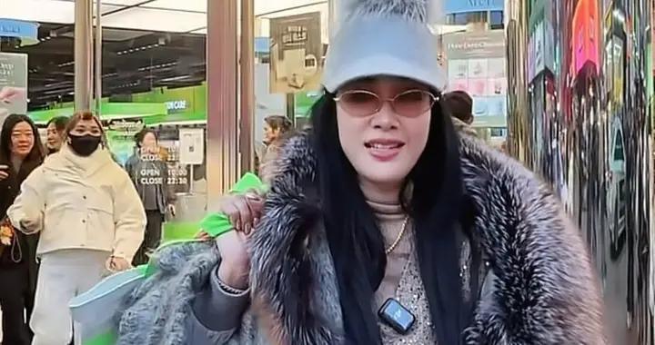 55岁钟丽缇逛街穿搭：皮草+短裤，尽显大长腿，身材好得像35岁