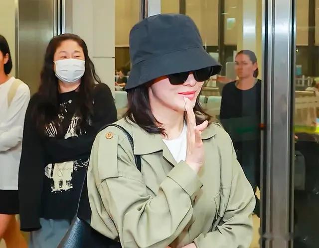 宋慧乔空降台北，风衣搭配阔腿裤，松弛感十足！网友：魅力依旧！