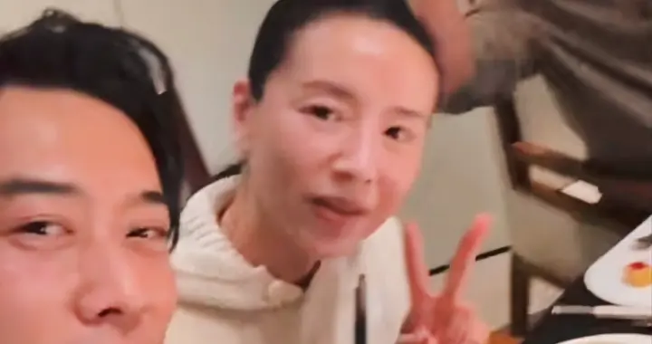 董洁和圈内好友聚餐，一人一瓶茅台显壕气！董洁脸色通红疑喝高！