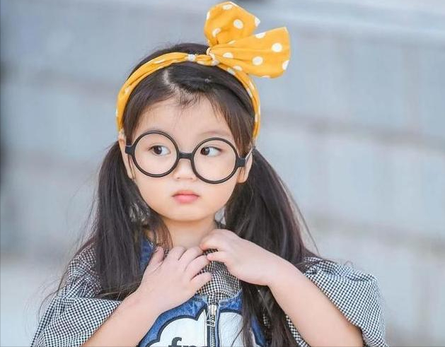 童星阿拉蕾：4岁出道年收入百万，自称要赚钱养弟弟，现状如何？