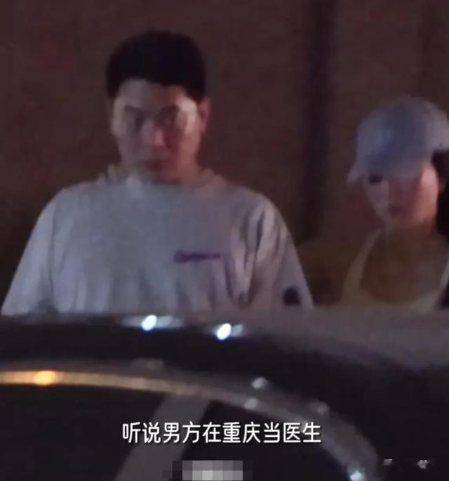 45岁樱桃深夜和男友回家，穿的很随意，手搭男友肩上，像个小女人