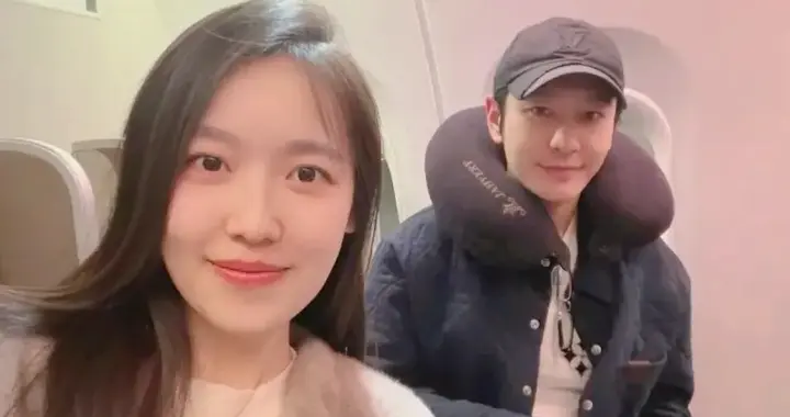 50岁黄晓明在飞机上被偶遇，他皮肤好好，坐着商务舱，看着好休闲