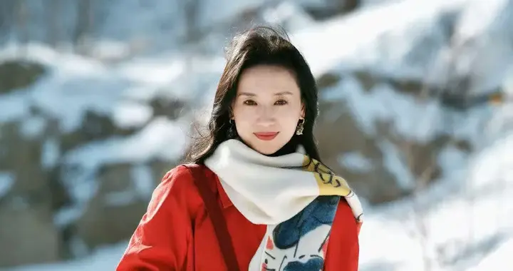 董洁恢复单身后状态大回春！穿红色风衣+围巾+长筒靴，高级又大气
