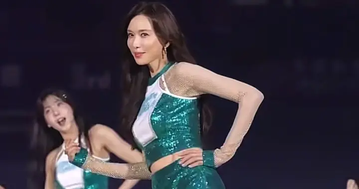 51岁林志玲穿拉拉队服跳舞！动作干净利落，腿又细又长，身材真好