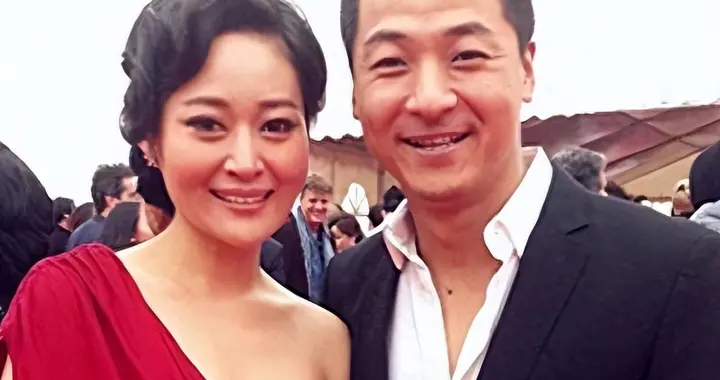 钱多还真有用！他闯关东爆火后娶了美女同桌，如今生活令人羡慕