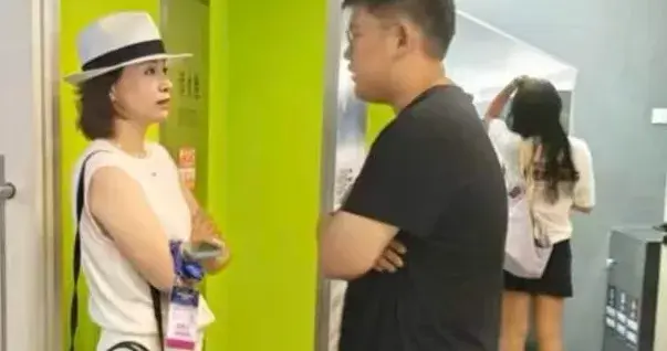 52岁董卿在上海看网球比赛，背着名牌包包，身材苗条，气质出众！