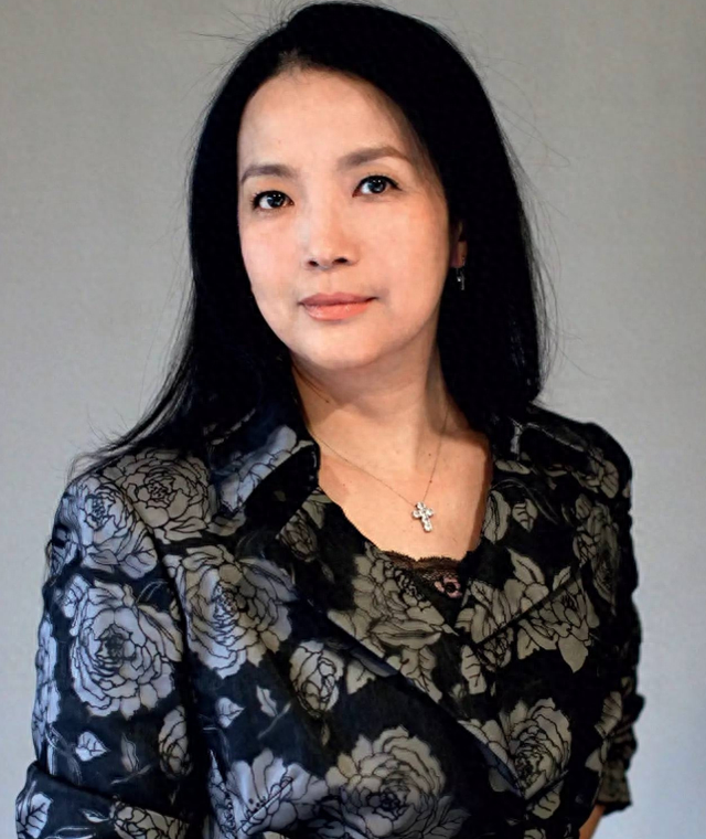 善恶终有报！63岁在美国捡垃圾的吕丽萍，终究活成了一个“笑话”