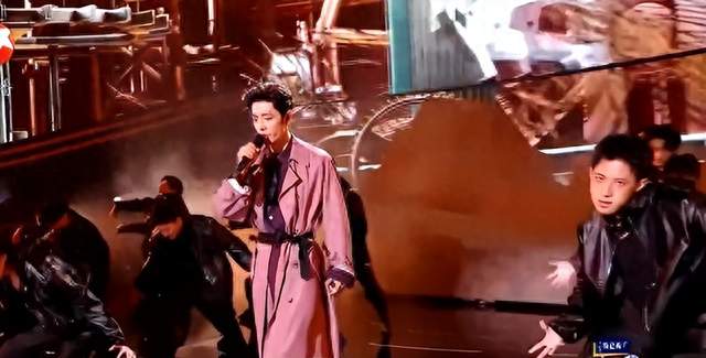 2026跨年晚会大惊喜，肖战再掀八秒红海，小飞侠的爱永远炽热明亮