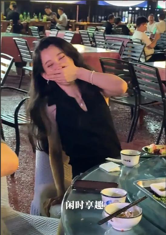 森林北晒日常，吃饭手拎高跟鞋，网友：装感很重，不知汪峰看上啥