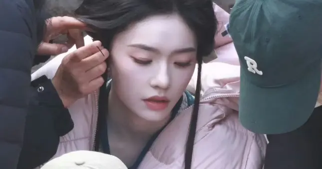 29岁林允大冷天穿着单薄熬夜拍戏，累到神色痛苦吃速效救心丸！