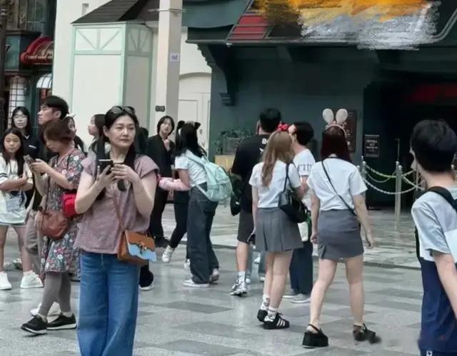 快50岁的大S梳着两个马尾辫，穿着宽大牛仔裤，气质和具俊晔相近