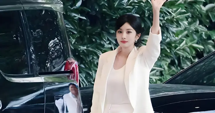 38 岁杨幂上班照流出，这脸这状态，说 18 岁我都信！