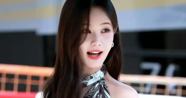 李一桐私服穿搭真时髦！印花挂脖背心+牛仔裤，洋气又高级！