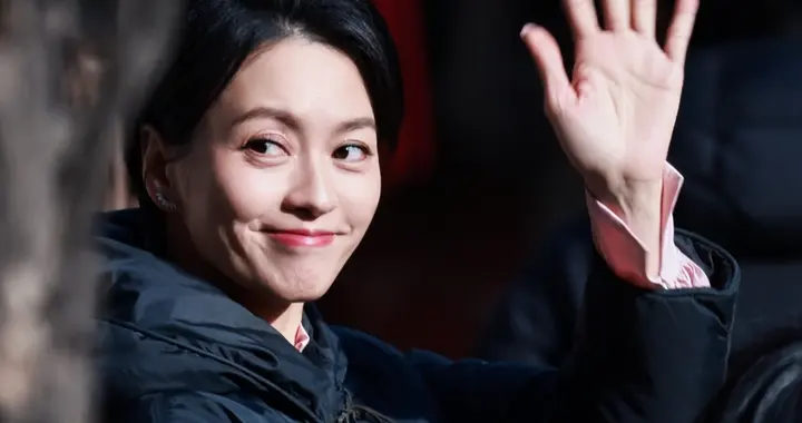 梁咏琪春晚下班了，晚会上缀满花朵的礼服比联排时的礼服更漂亮