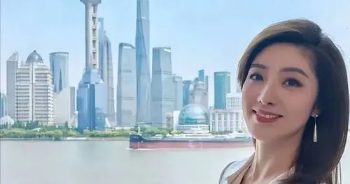 上海主持何卿：曾和国脚谈恋爱，多次亮相央视，如今女儿成她骄傲