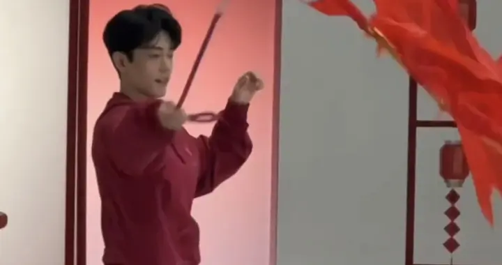 肖战直播被“灵魂追问”：哥，你到底几岁