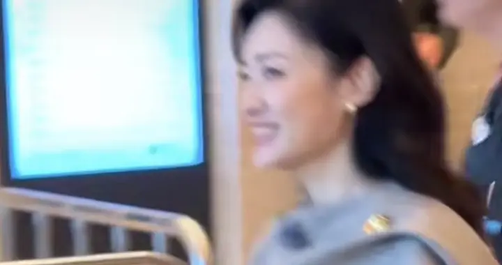 周涛前往《桃花坞》节目录制，浅灰披肩式上衣配米白裤漂亮又高级