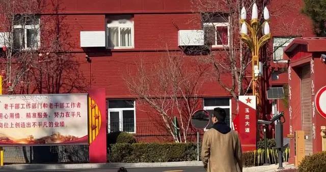 朱珠一家给奶奶拜年，香奈儿随手扔地上，100岁奶奶看着好显年轻