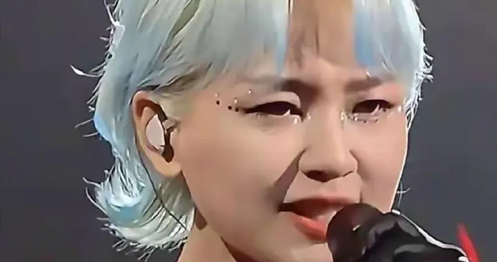 40岁的周笔畅居然开始走大胆风格了，演唱会上那造型我直接看愣了