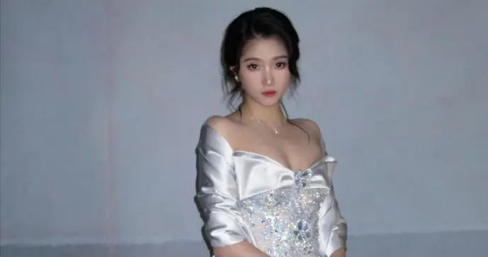 关晓彤白裙加身，真是越来越有魅力了。