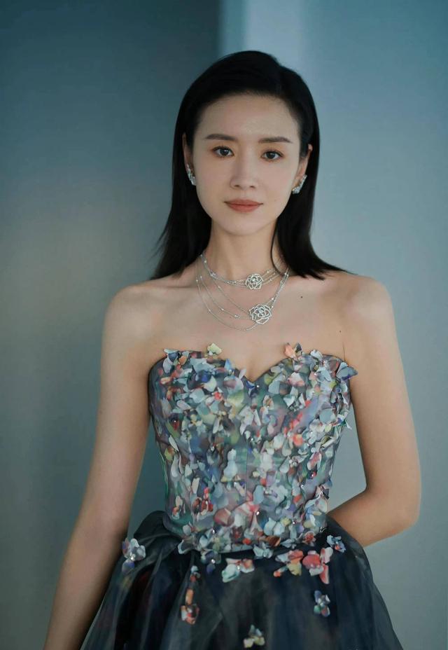 又矮又瘦的董洁算大美人吗？看完她跟秦岚、李小冉合照就知道了