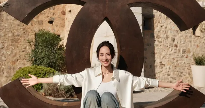 43岁张钧甯参观香奈儿格拉斯花田，身穿衬衫牛仔裤，简约时尚