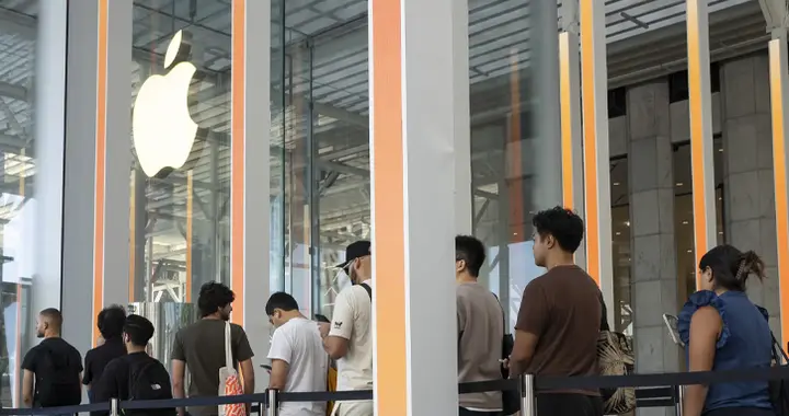 2.43亿部！iPhone卖爆了，苹果今年或反超三星，登顶全球智能手机市场