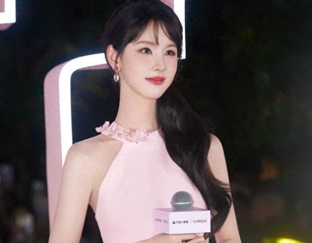 陈都灵出席活动，穿粉色公主裙好甜美，太适合她小巧清隽的五官了