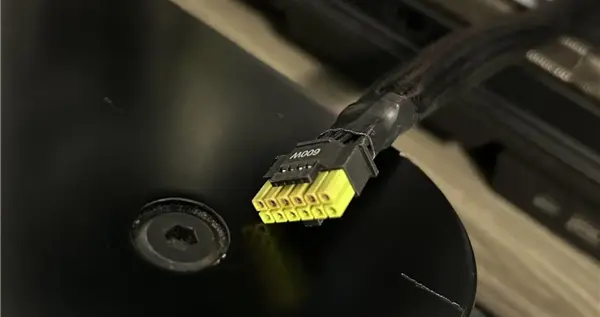 RTX 5090改裝上到1350W差點燒毀！華擎溫度傳感器成功救命