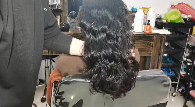 头发烫得不太卷，顾客不满意，可以马上重新烫一次吗？