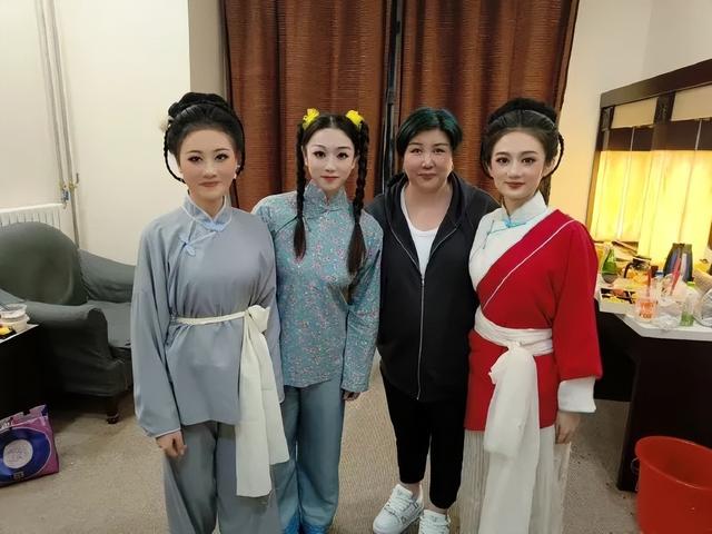 德云社王惠近照被晒，现身纲丝节后台，穿着朴素一改往日珠光宝气