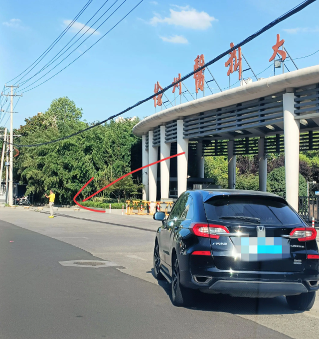 老谢现身浩南本科就读大学门口，谈房子归属，称不用过户全是娃的