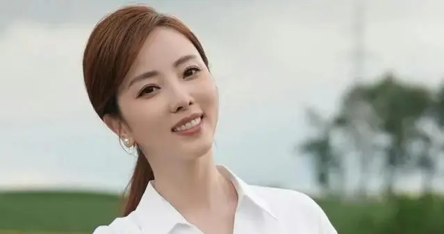 落地的凤凰不如鸡？离开央视为钱四处奔波的李思思，已然风光不再