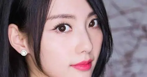 张嘉倪8年未办婚礼，生两子离婚拿八位数抚养费，活成大女主！