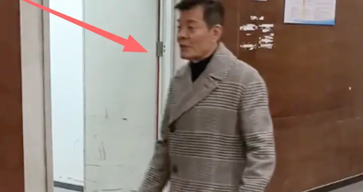 何晴离世4天后，前男友刘威参加活动被吐槽，一身老人味衣品太差