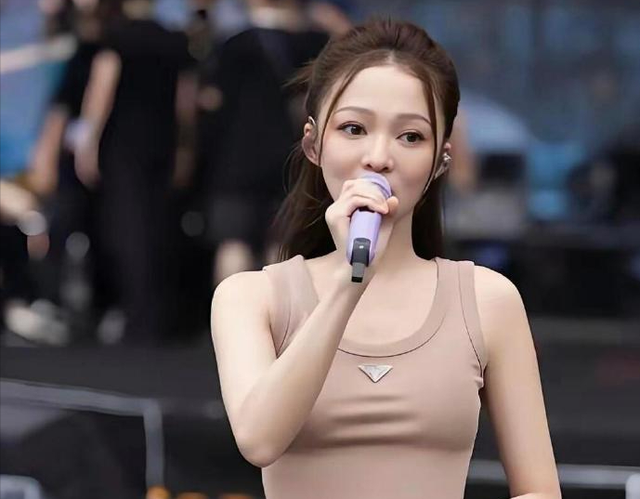 张韶涵的每一次亮相像是在说：年龄只是一个数字，状态才是王道！