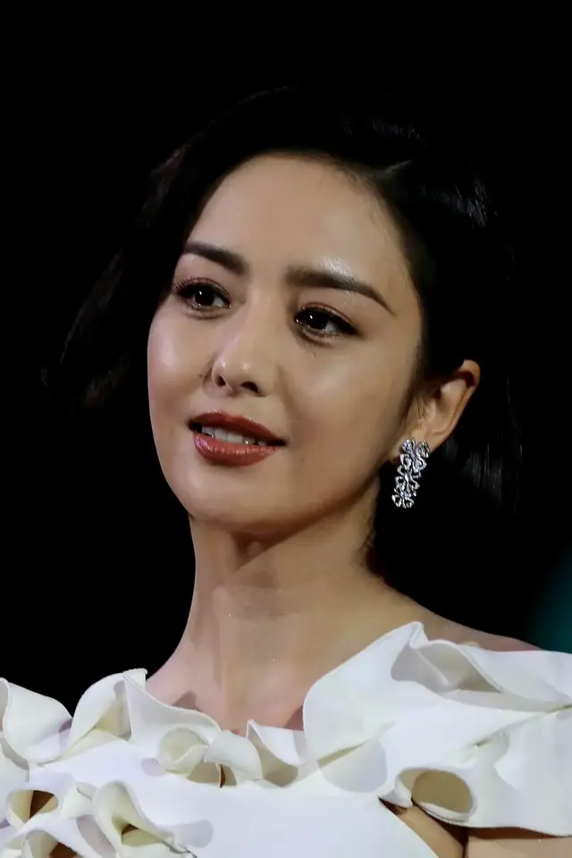 佟丽娅小女人的样子真迷人 ???