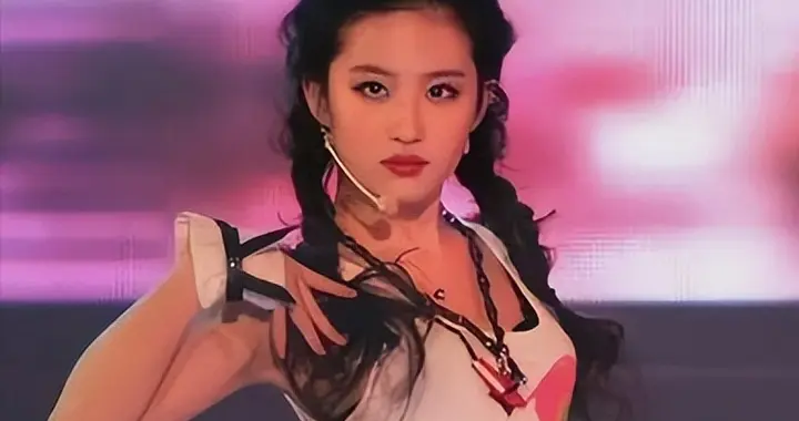 看到向太开口，才看清刘亦菲的“真面目”，原来巩俐当初真没说谎