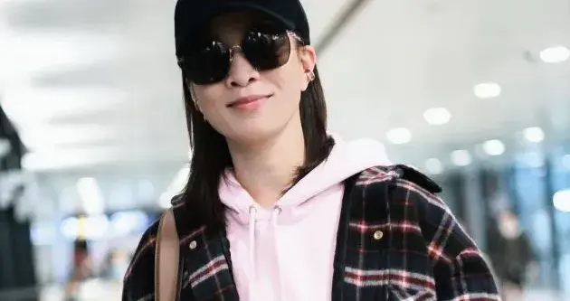 佘诗曼剪齐肩短发后大回春！格子外套+粉色卫衣+阔腿裤，时髦减龄