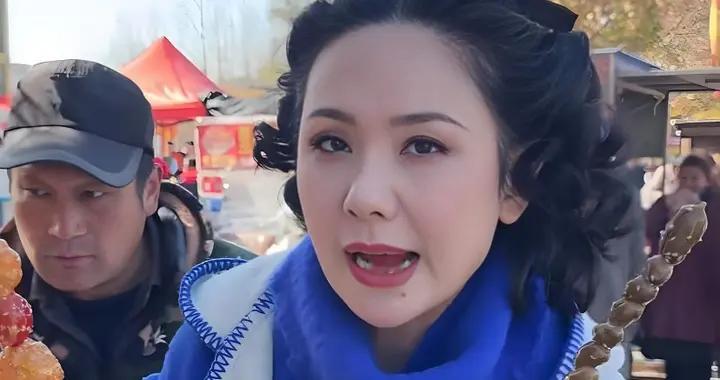 程莉莎赶山东大集，穿3万大衣买3元焦米棍解馋 像没见过世面城巴佬