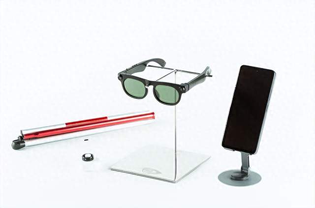 國內首款AI助盲眼鏡發布：基于通義千問打造 支持出行避障