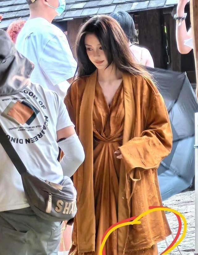 太炸裂！黄晓明杨颖合体逛迪士尼，两人情侣装打扮，7岁儿子抢眼