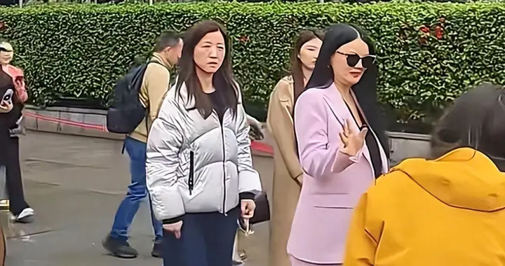 李湘韶山现身瘦20斤，王诗龄身高超妈丶全程不看妈一眼！