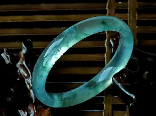 翡翠手镯|如何分翡翠手镯的好坏翡翠财神的寓意