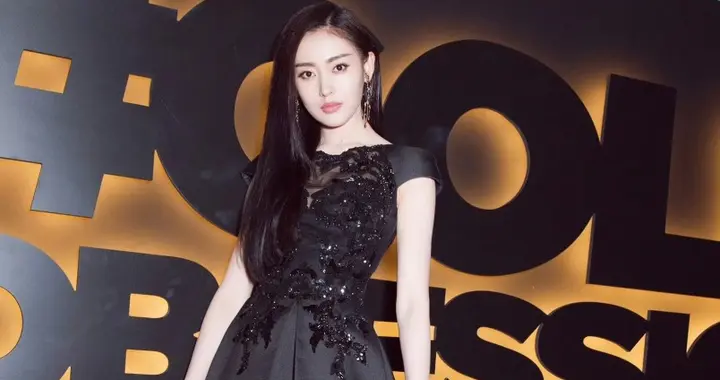 张天爱，妥妥的筷子腿，皮肤白到反光