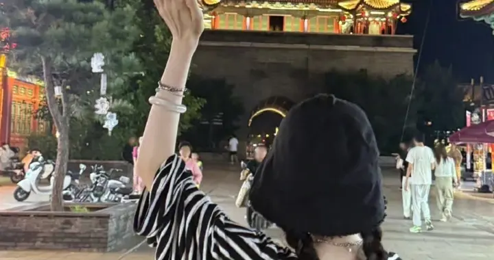 杨幂十一双辫游，长城、古城打卡尽显活力国风