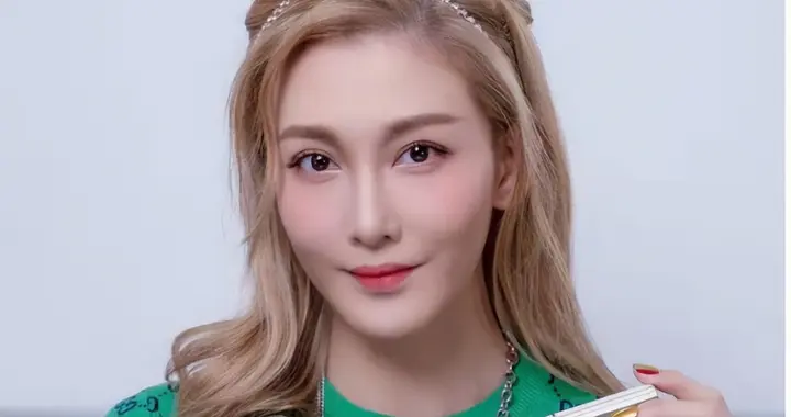 香港知名女星自曝曾与00后恋爱，享受暧昧关系，正在与小鲜肉约会